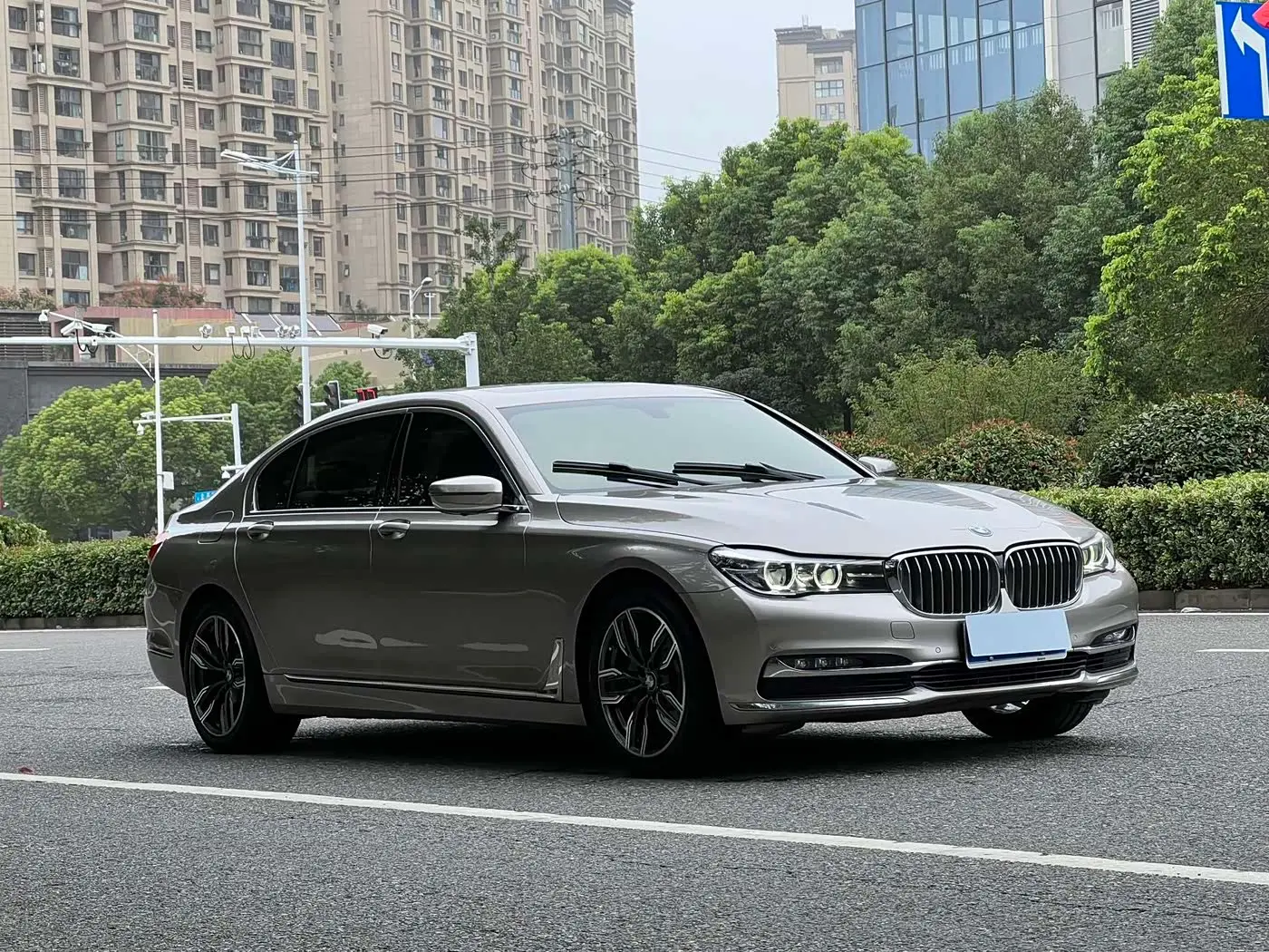 BMW 7 Series 2018 — Photo 2/18