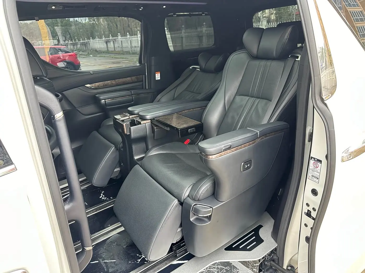 Toyota Alphard 2022 — Photo 6/9