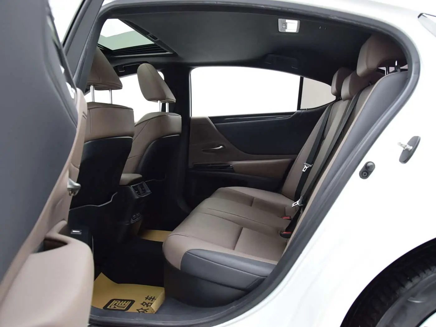 Lexus ES 2023 — Photo 6/20