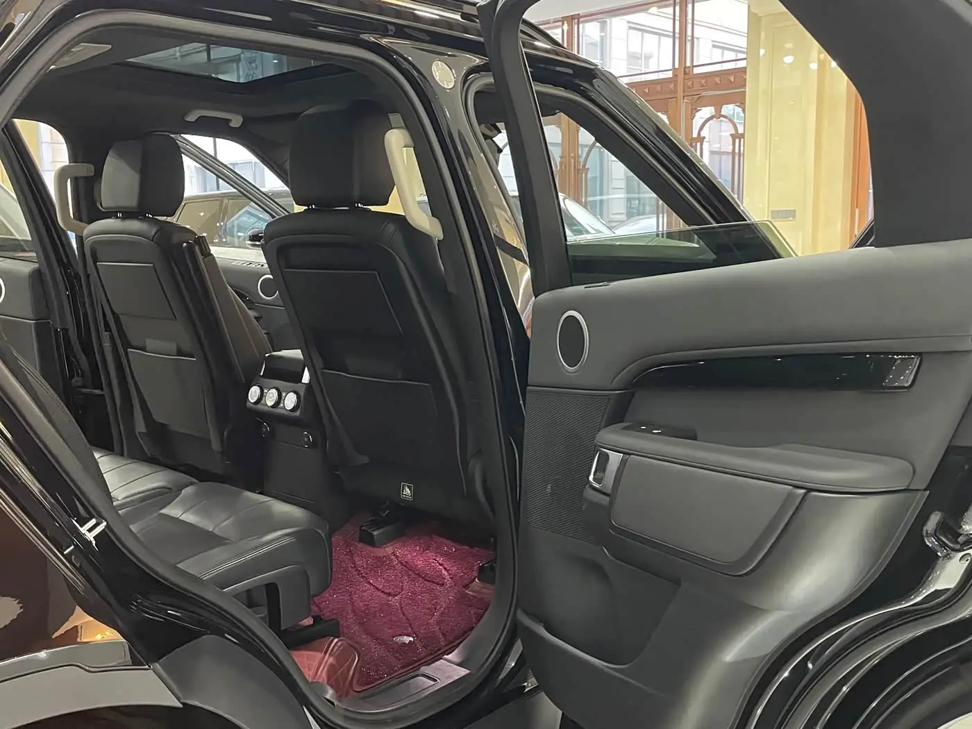 Land Rover Discovery 2021 — Photo 14/20