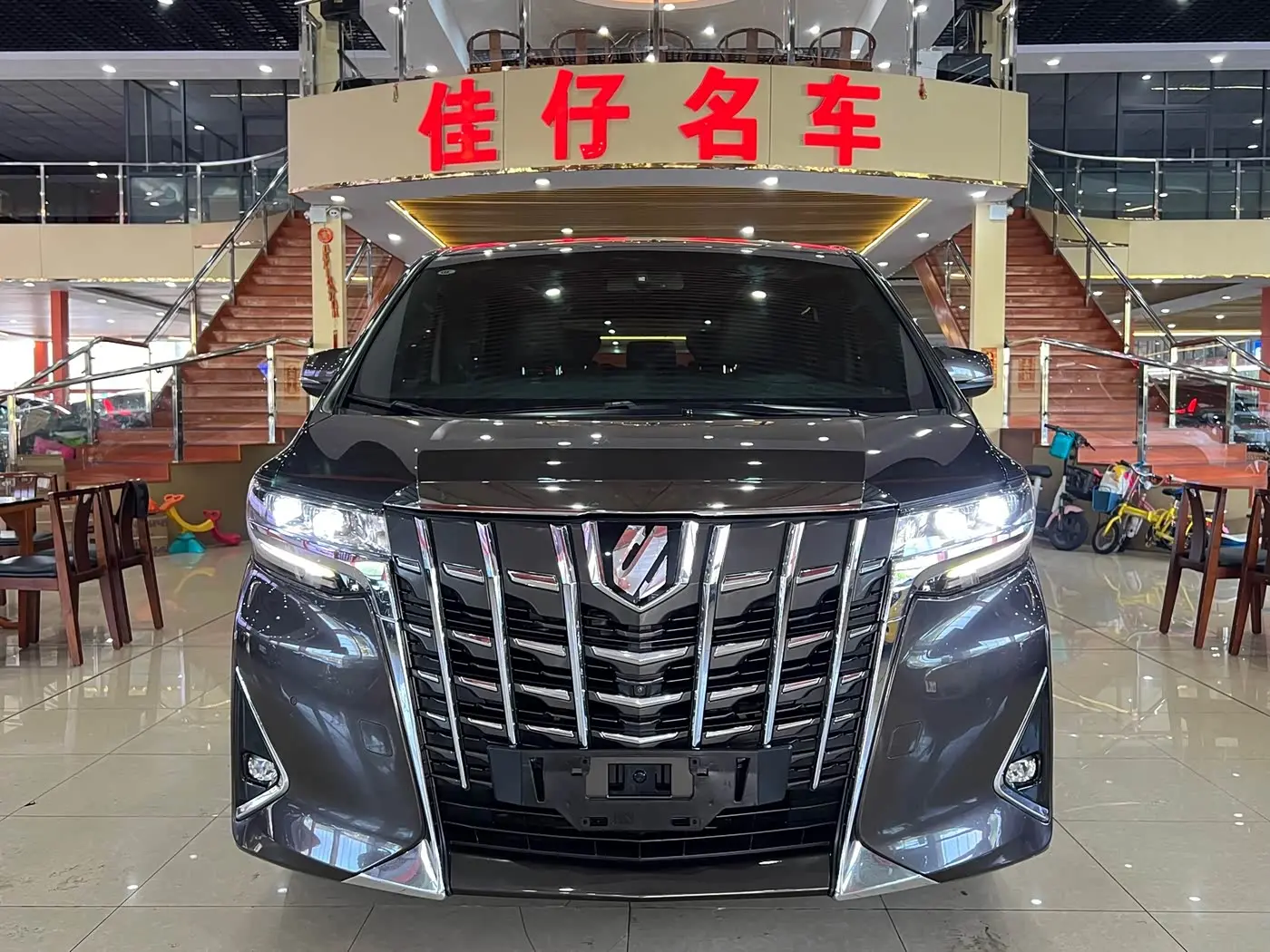 Toyota Alphard 2018 — Photo 2/17