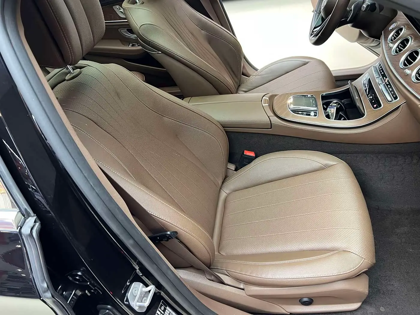 Mercedes-Benz E-Class 2023 — Photo 12/20