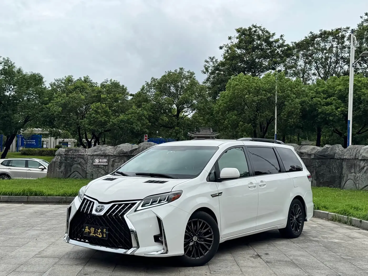 Toyota Sienna 2017 — ფოტო 1/16