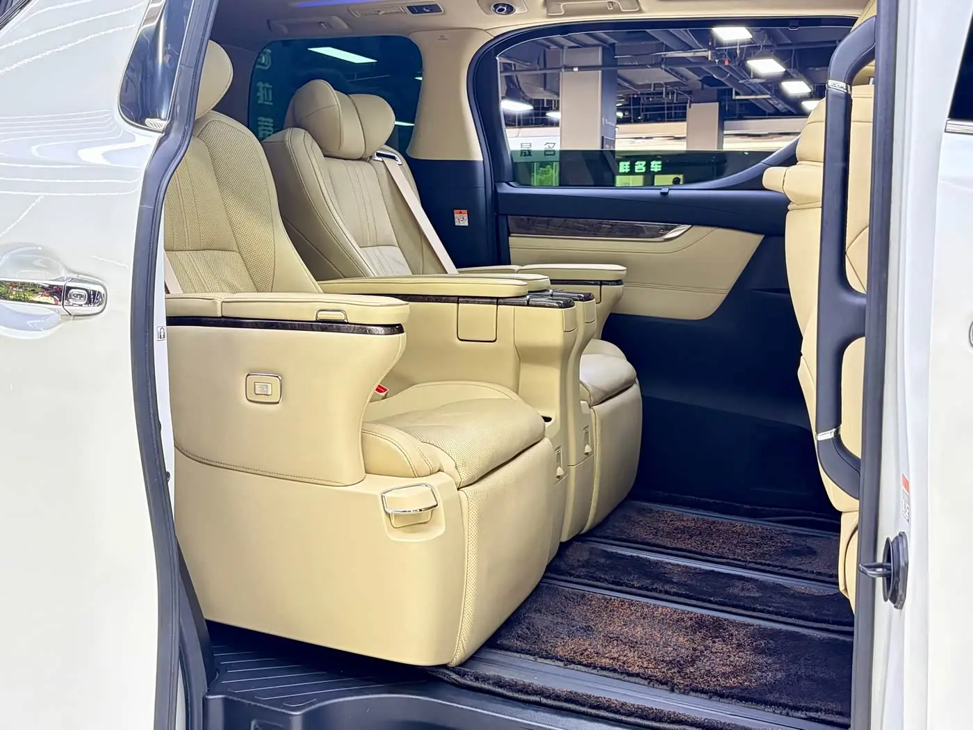 Toyota Vellfire 2022 — Photo 17/20