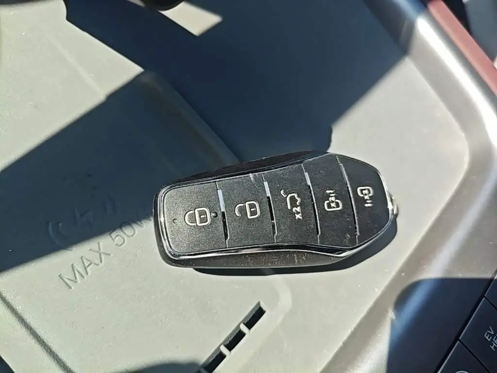 BYD Seal 07 DM-i 2025 — Фото 9/20