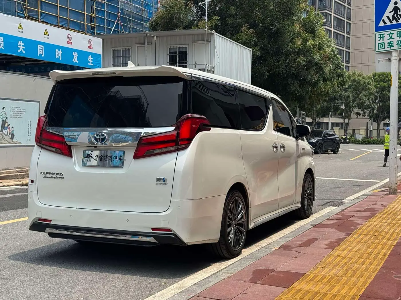 Toyota Alphard 2021 — Фото 16/17