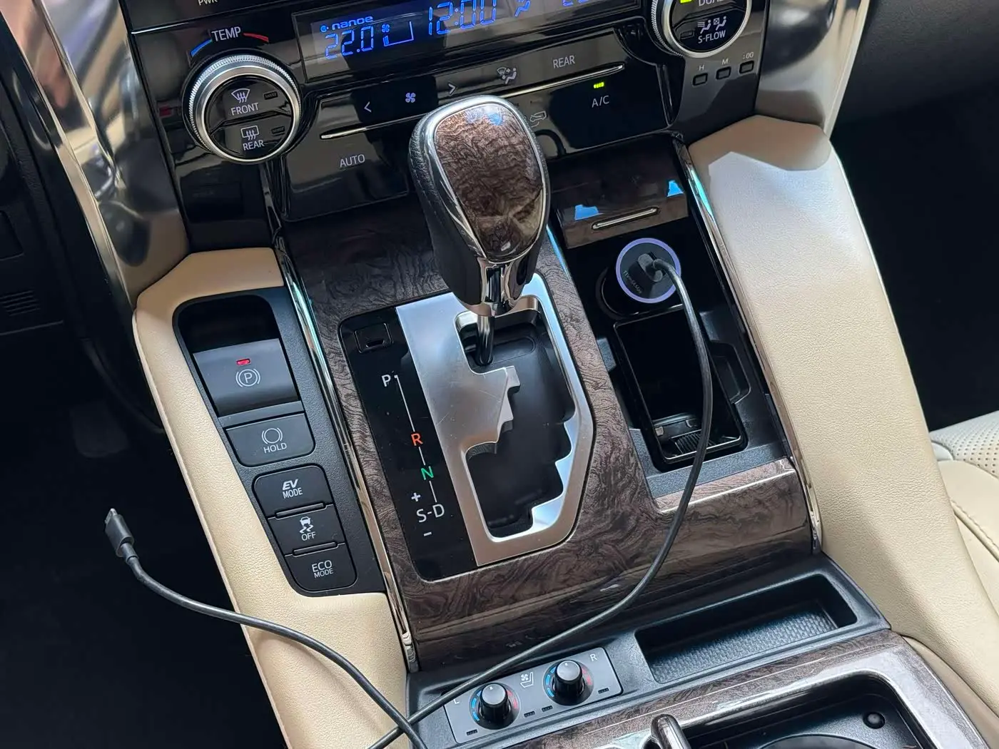 Toyota Alphard 2021 — Фото 10/17
