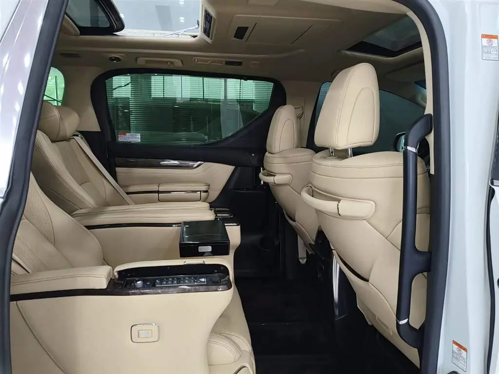 Toyota Vellfire 2021 — Photo 15/17