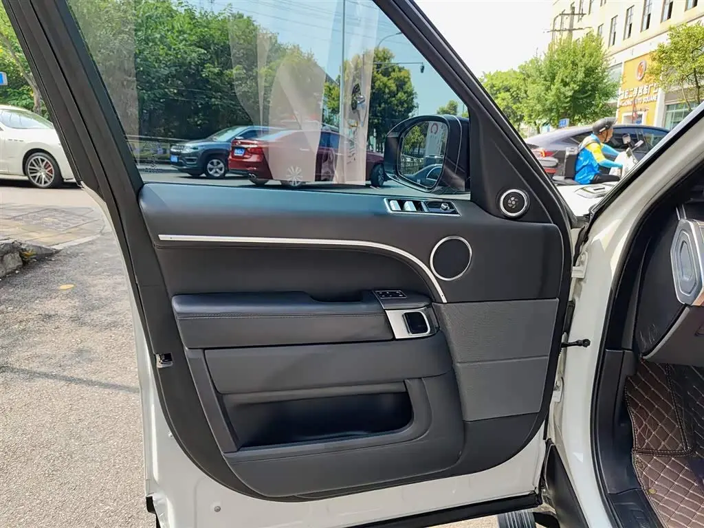 Land Rover Range Rover Sport 2019 — Photo 6/11