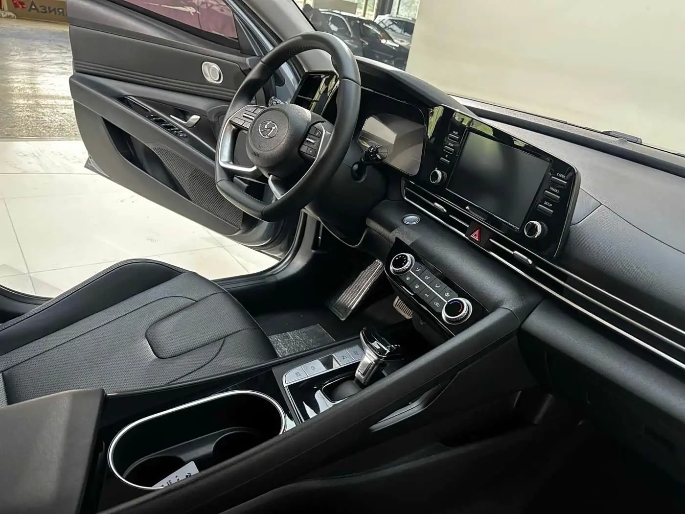 Hyundai Elantra 2023 — Photo 16/20