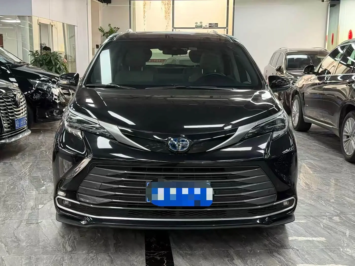 Toyota Sienna 2023 — Photo 2/12