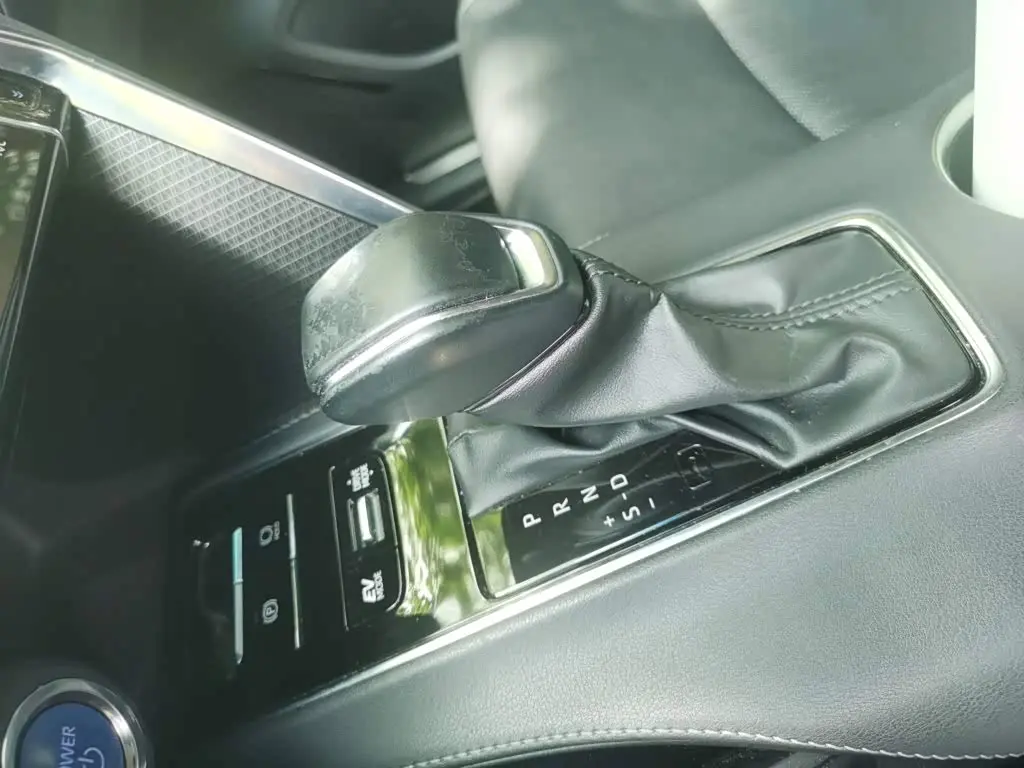 Toyota Venza 2022 — Photo 7/20