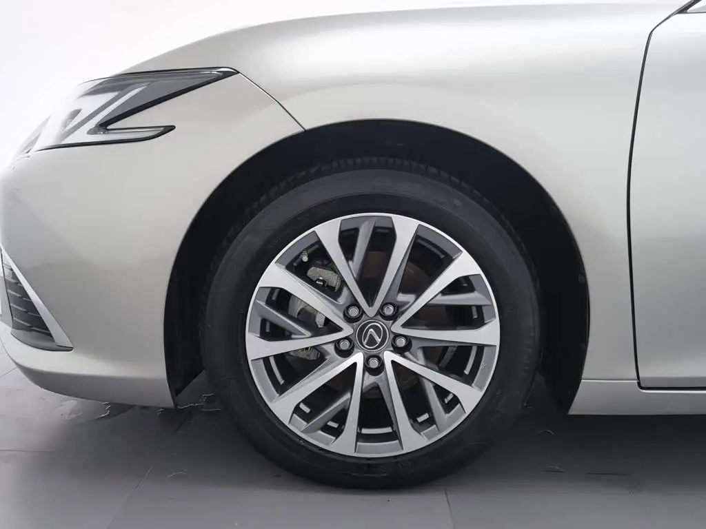 Lexus ES 2024 — Photo 17/20