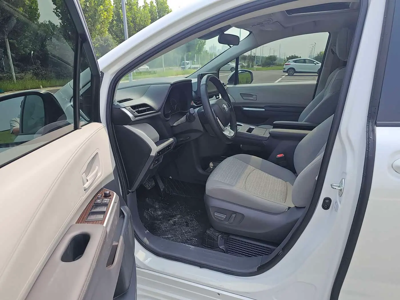 Toyota Sienna 2023 — Şəkil 4/9