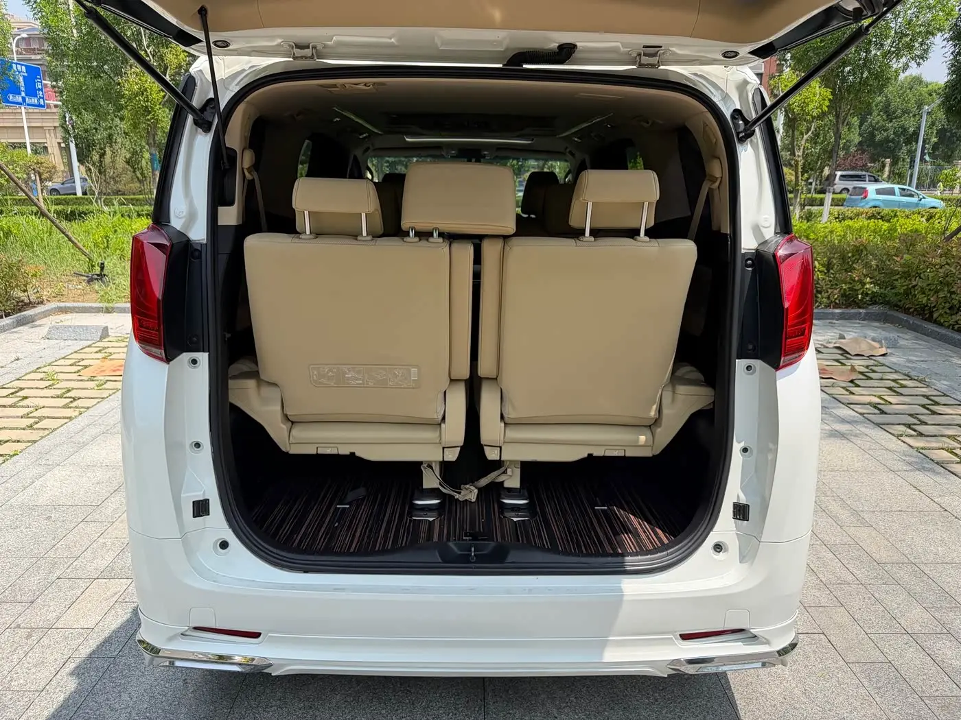 Toyota Alphard 2016 — Photo 17/18
