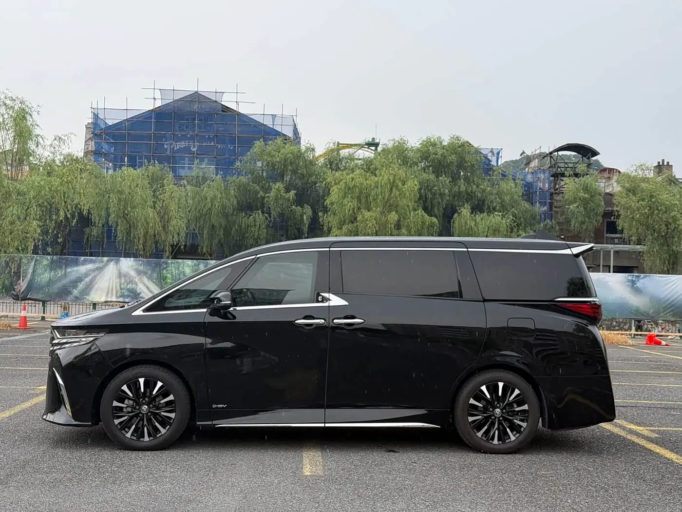 Toyota Vellfire 2023 — Photo 6/18