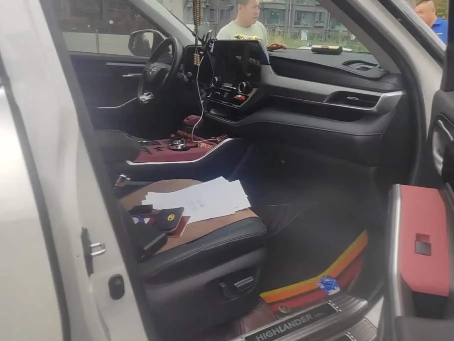Toyota Highlander 2022 — ფოტო 8/16