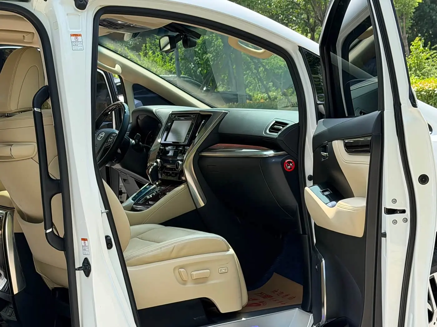 Toyota Alphard 2016 — Photo 11/18