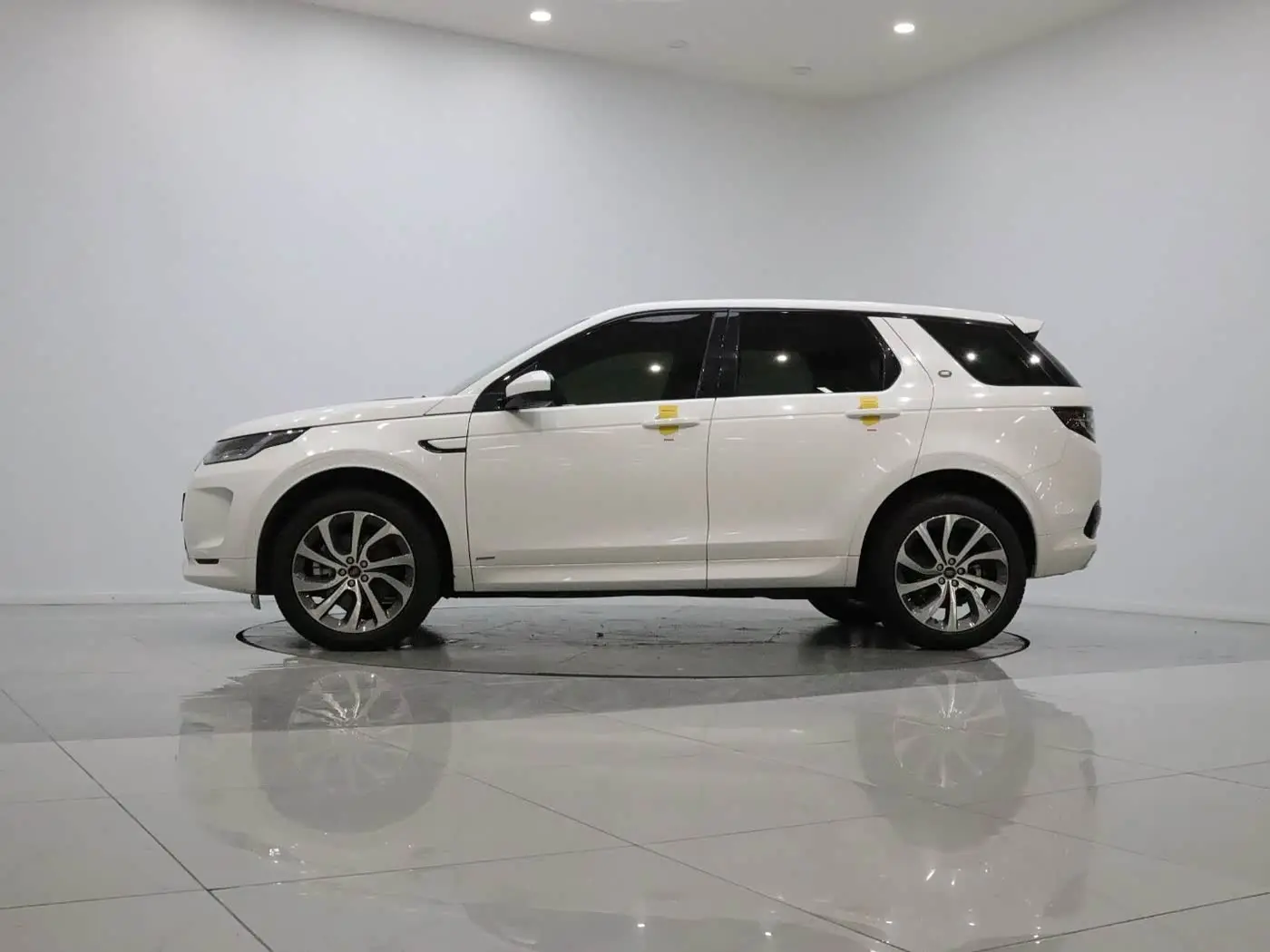 Land Rover Discovery Sport 2021 — Фото 8/20