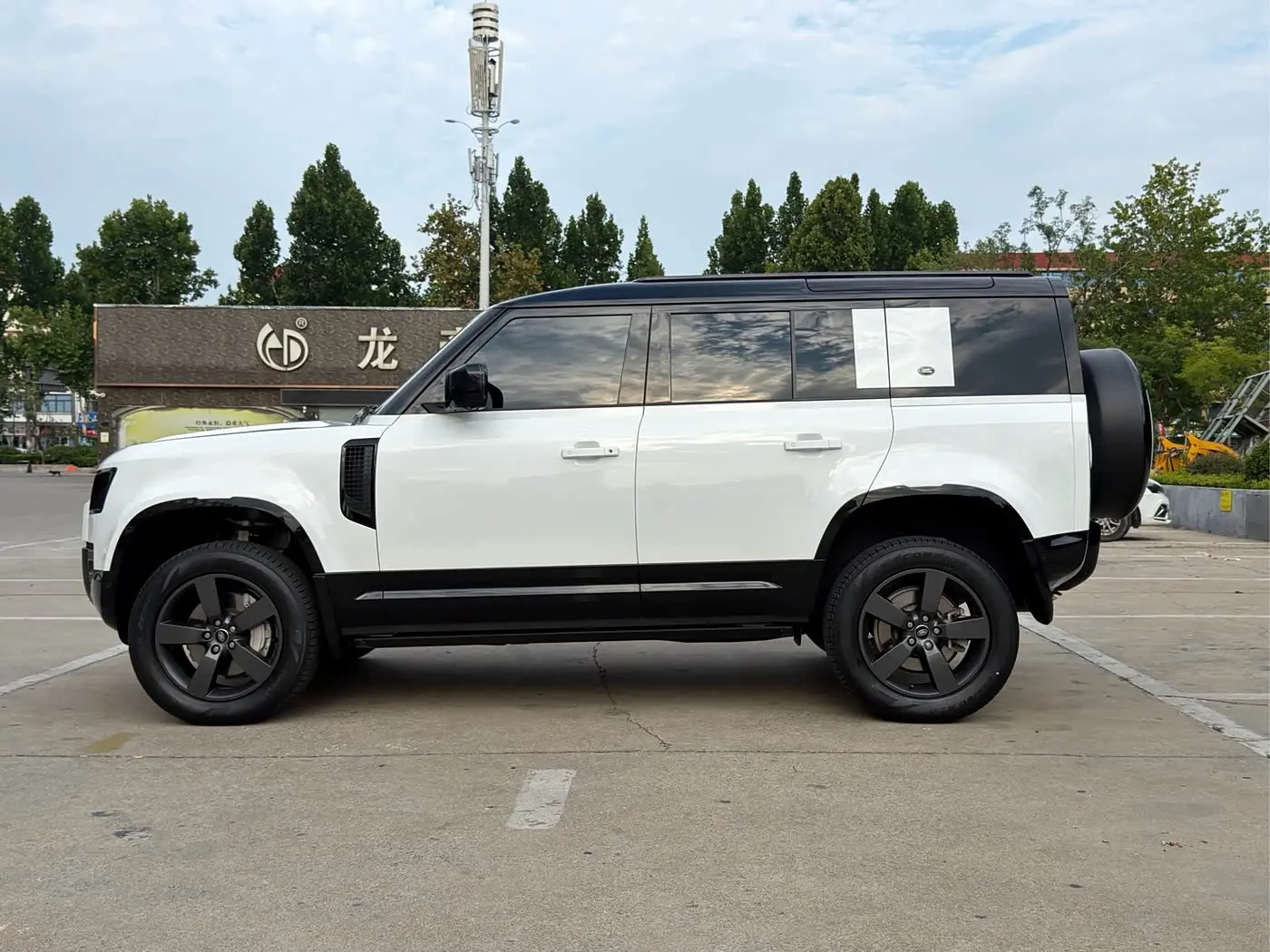 Land Rover Defender 2023 — Photo 3/16