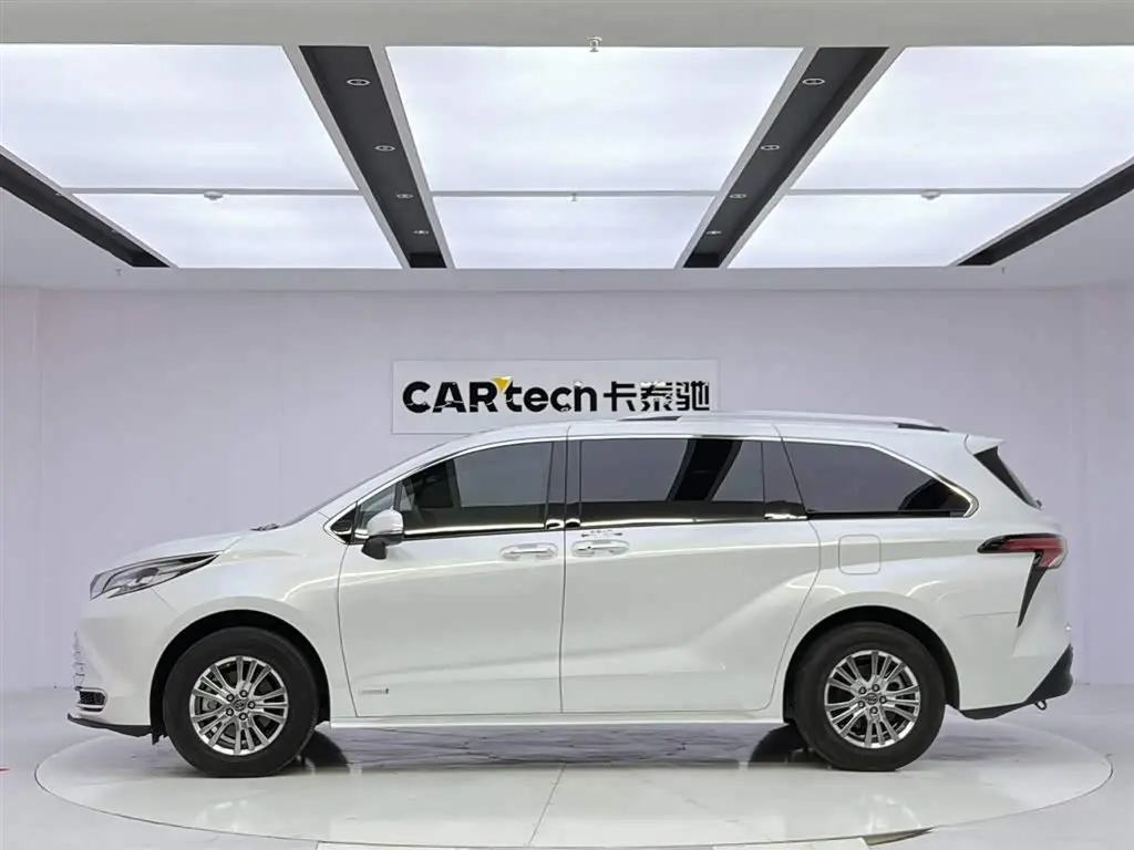 Toyota Sienna 2023 — Photo 2/20
