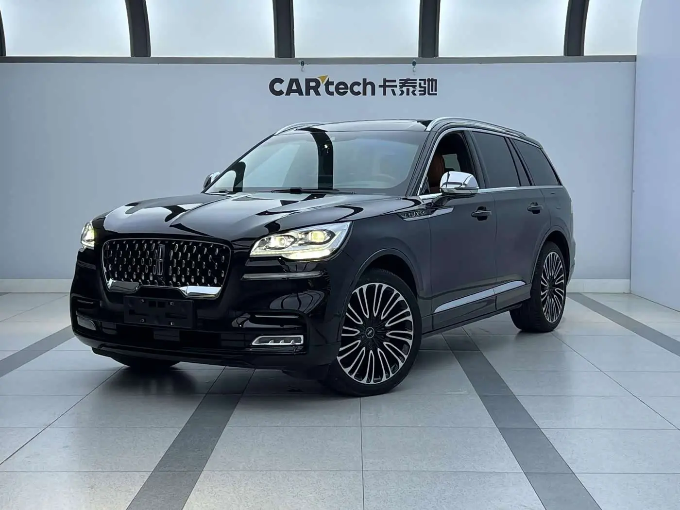 Lincoln Aviator 2021 — Photo 1/9