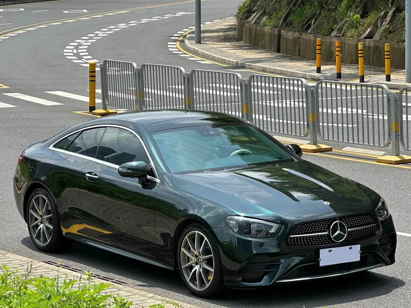 Mercedes-Benz E-Class 2022 — Photo 12/15