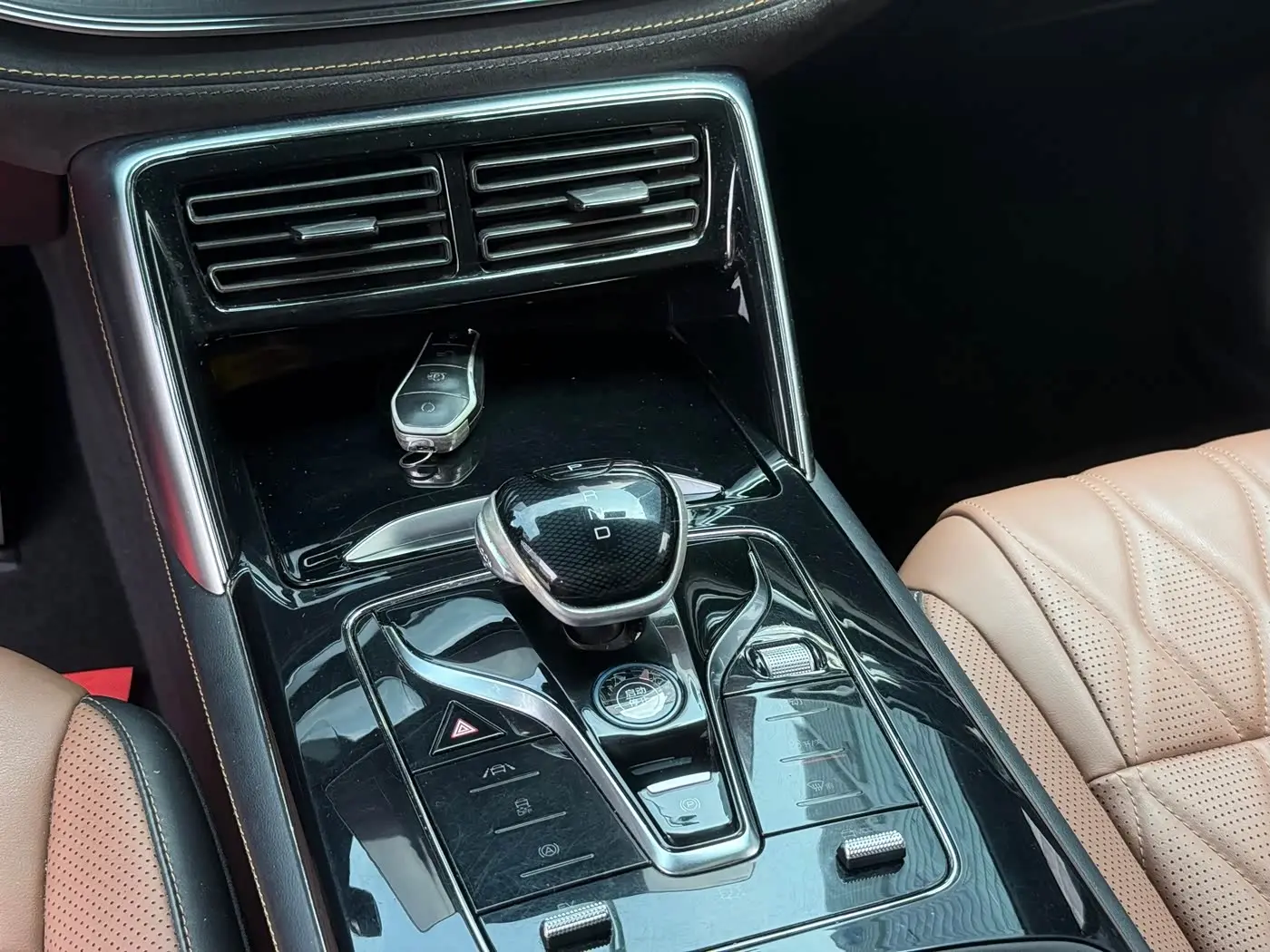 BYD Tang New Energy 2023 — Şəkil 13/15
