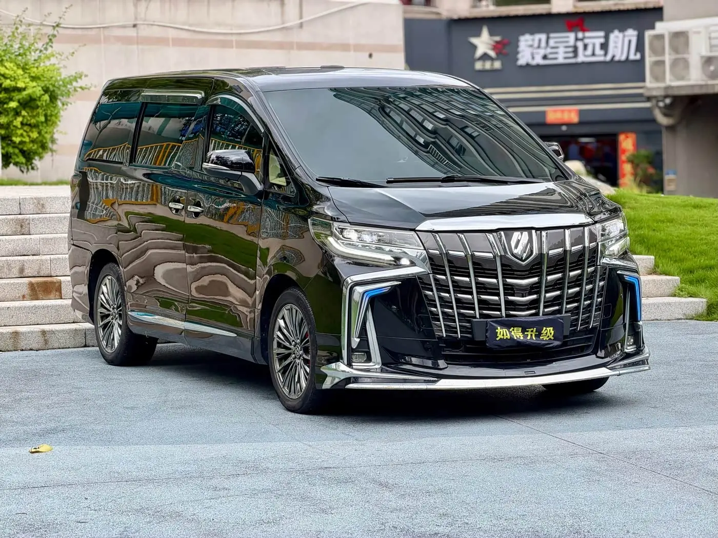 Toyota Alphard 2012 — Photo 3/9