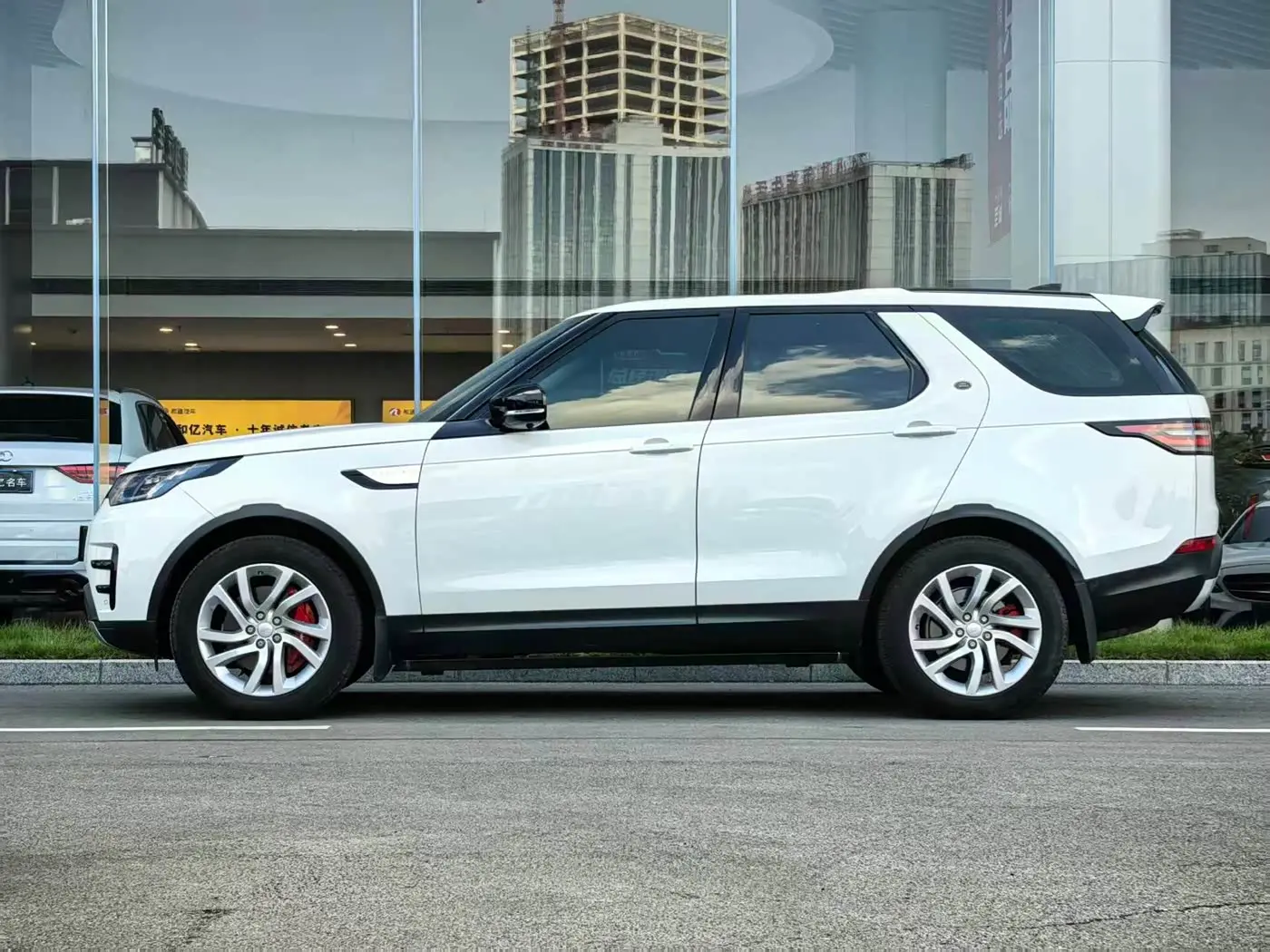 Land Rover Discovery 2019 — Photo 3/17