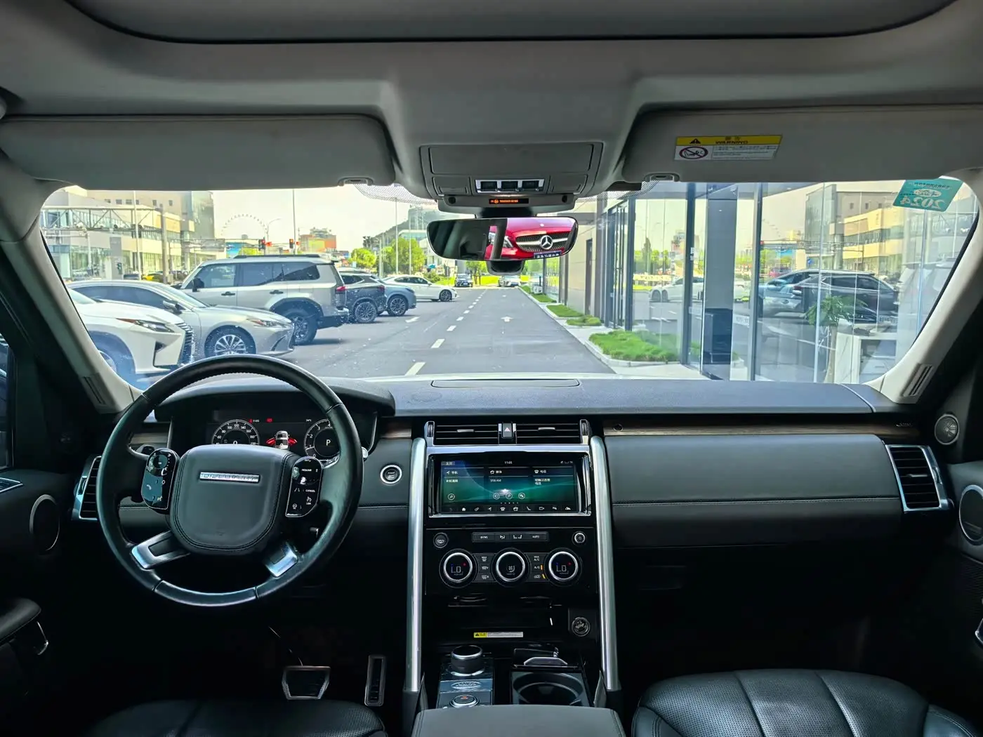Land Rover Discovery 2019 — Photo 8/17