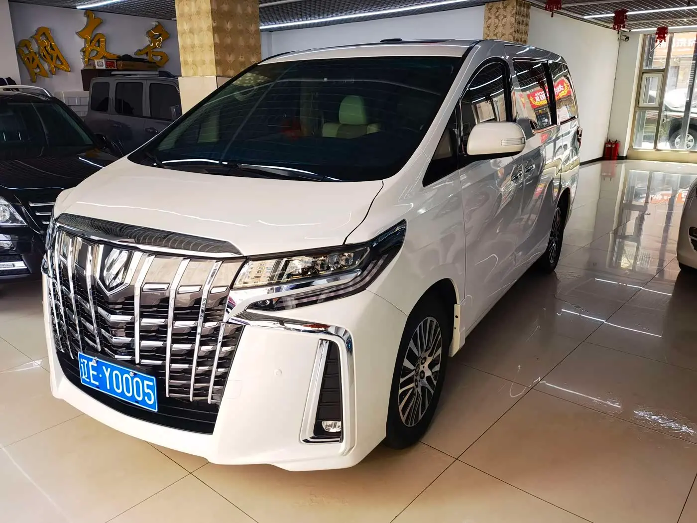 Toyota Alphard 2014 — Photo 1/11