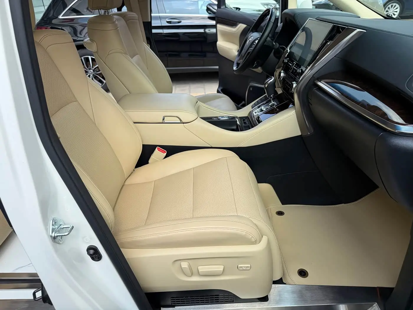 Toyota Alphard 2021 — Photo 16/17
