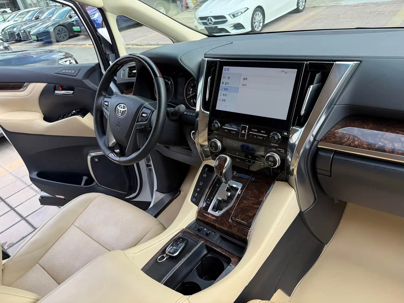 Toyota Alphard 2021 — Photo 17/17