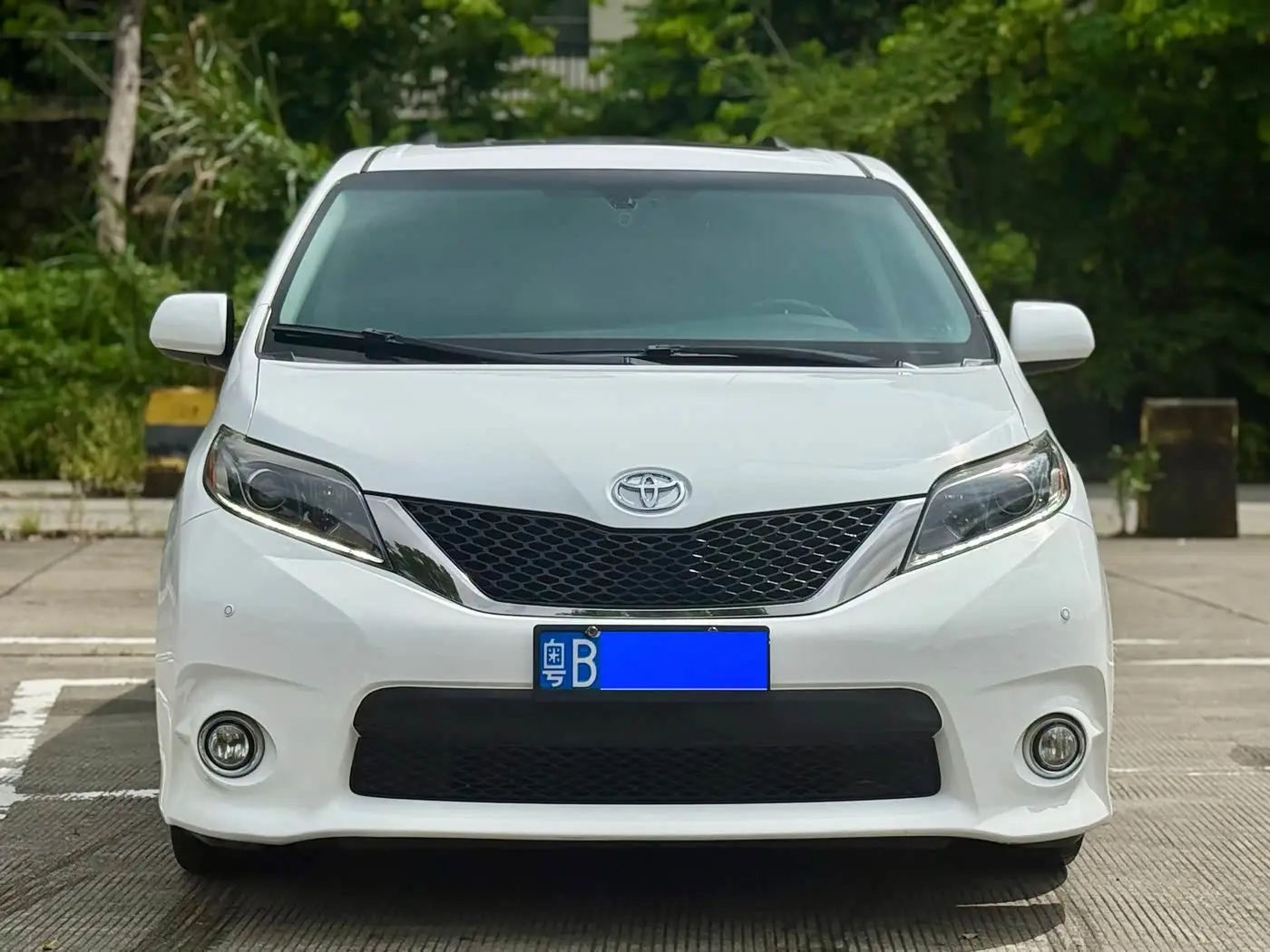Toyota Sienna 2017 — Şəkil 2/19