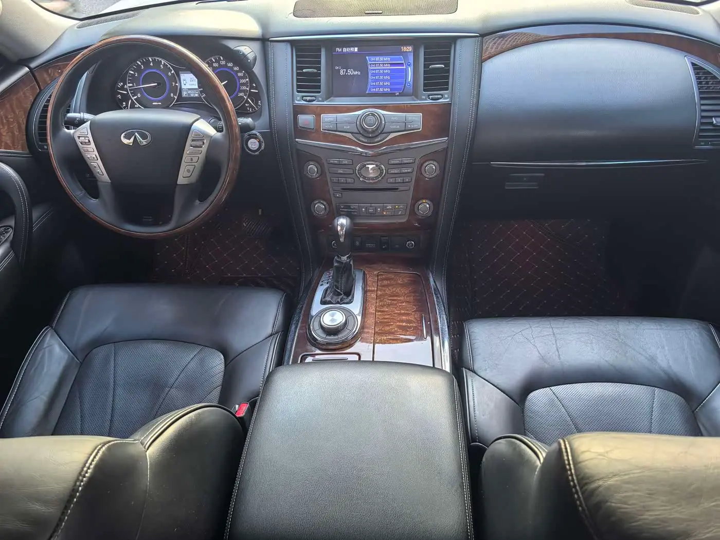 Infiniti QX80 2016 — ფოტო 13/20
