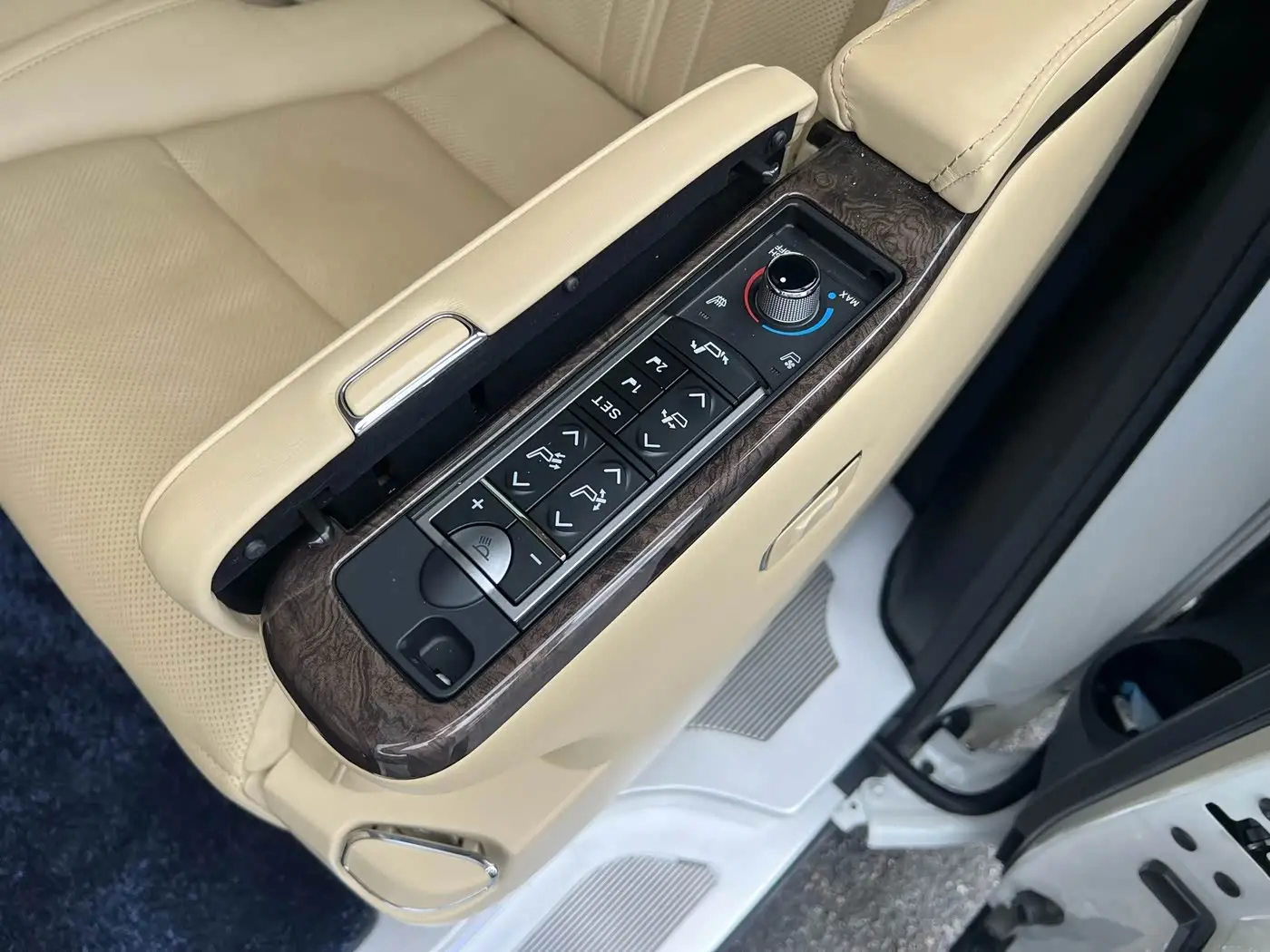 Toyota Vellfire 2023 — Photo 8/10