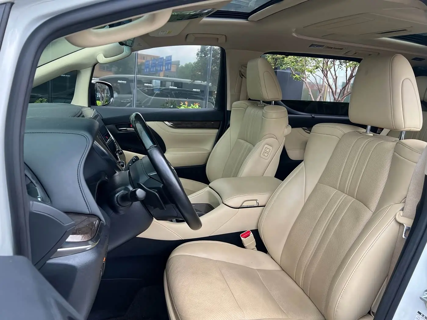 Toyota Vellfire 2023 — Photo 7/10