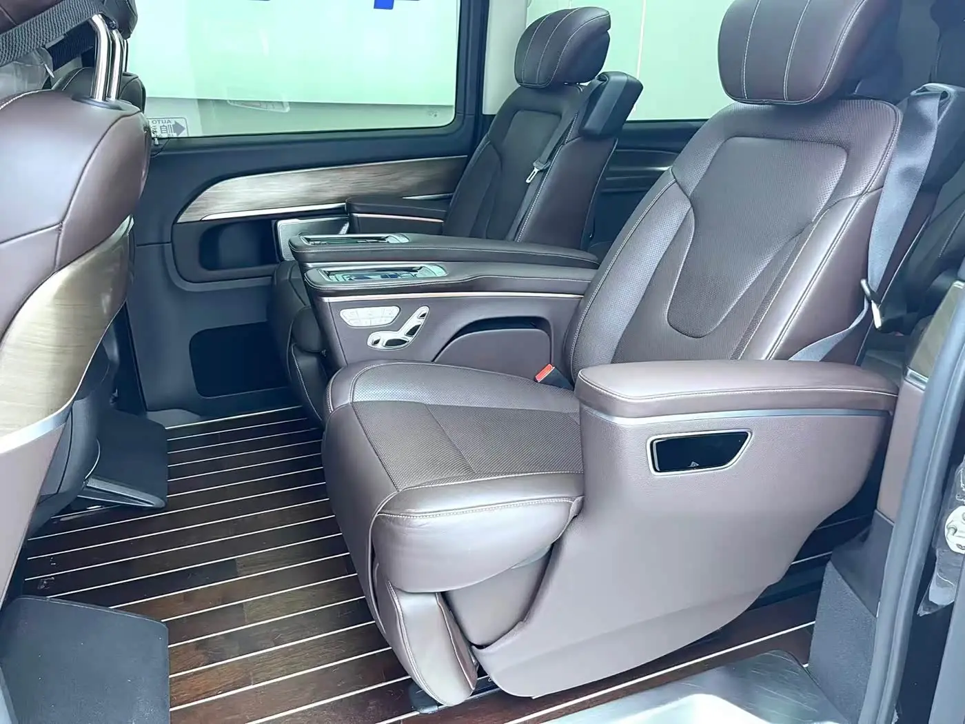 Mercedes-Benz V-Class 2023 — Photo 6/18