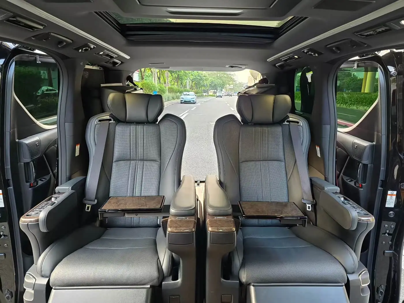 Toyota Vellfire 2022 — Photo 7/9