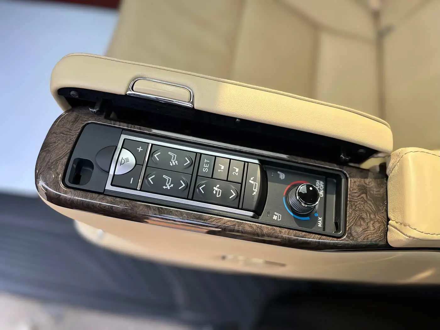 Toyota Alphard 2022 — Photo 18/20