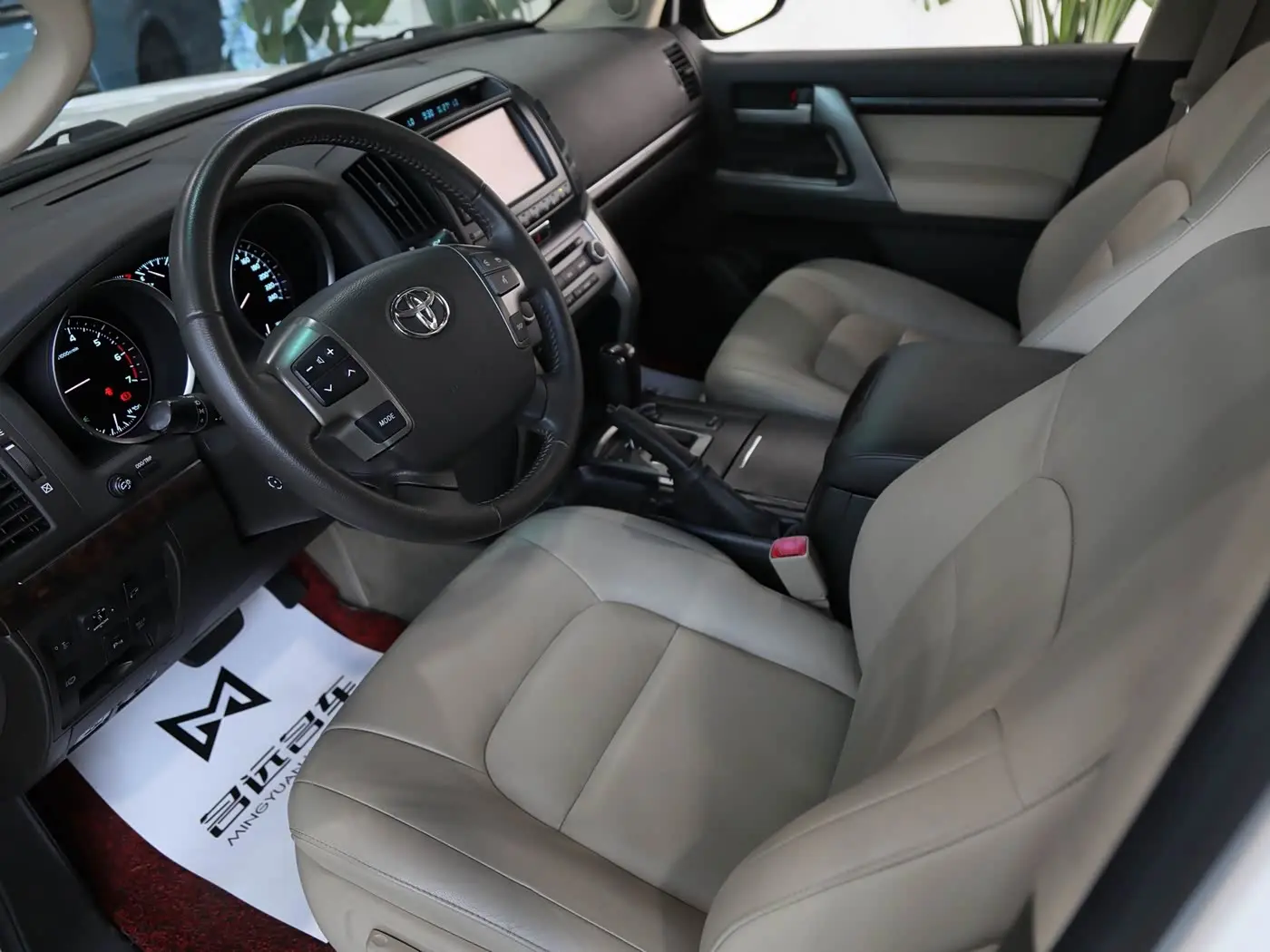 Toyota Land Cruiser 2011 — Photo 6/17