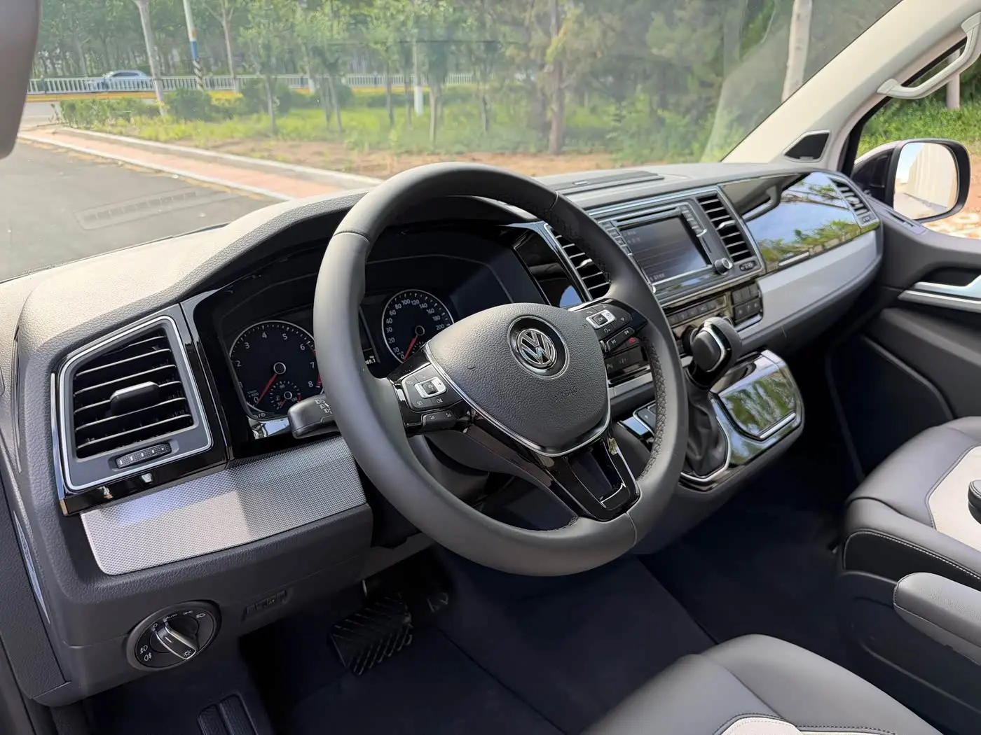 Volkswagen Multivan 2017 — Photo 17/20
