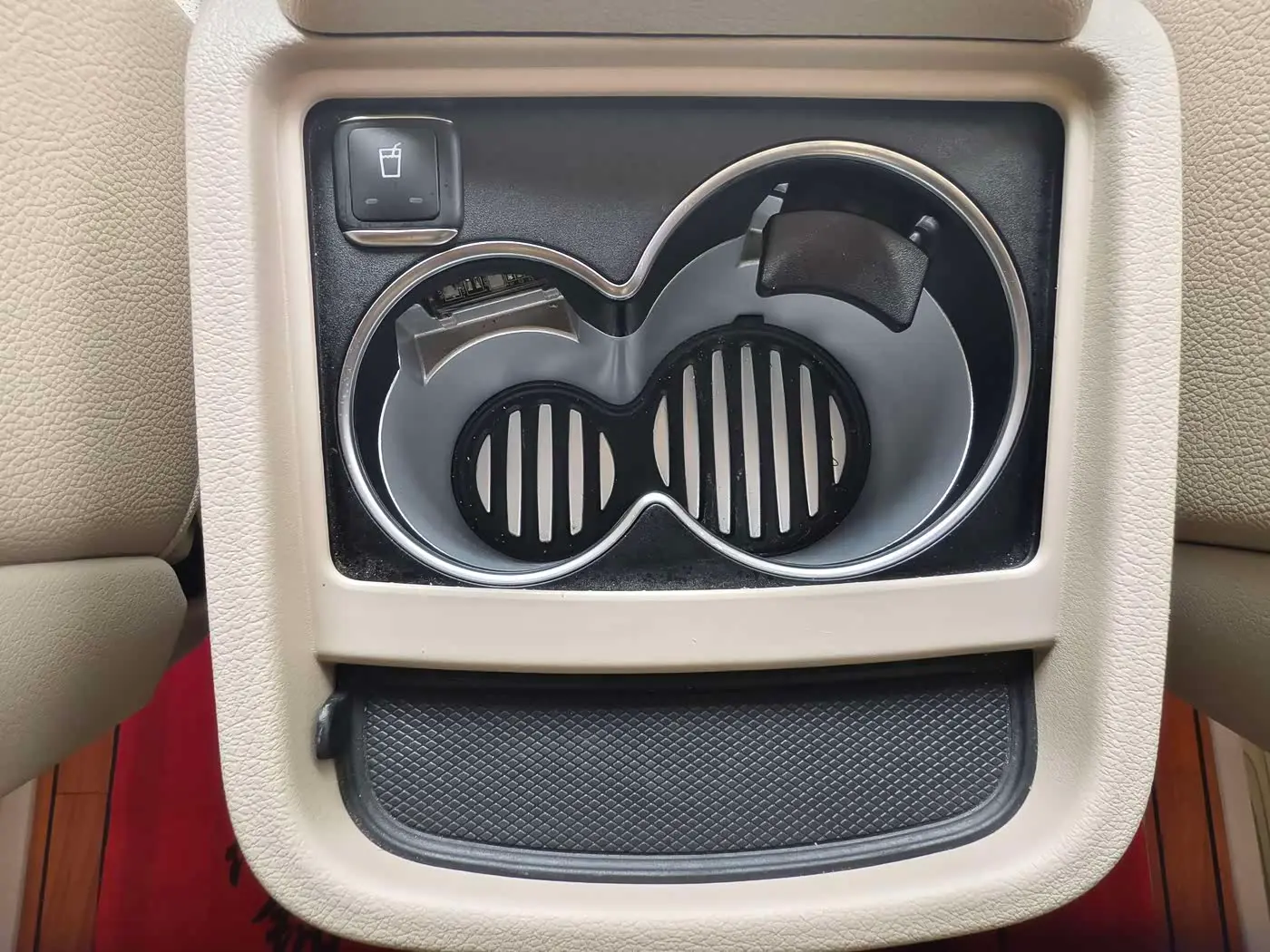 Mercedes-Benz V-Class 2023 — Photo 15/20