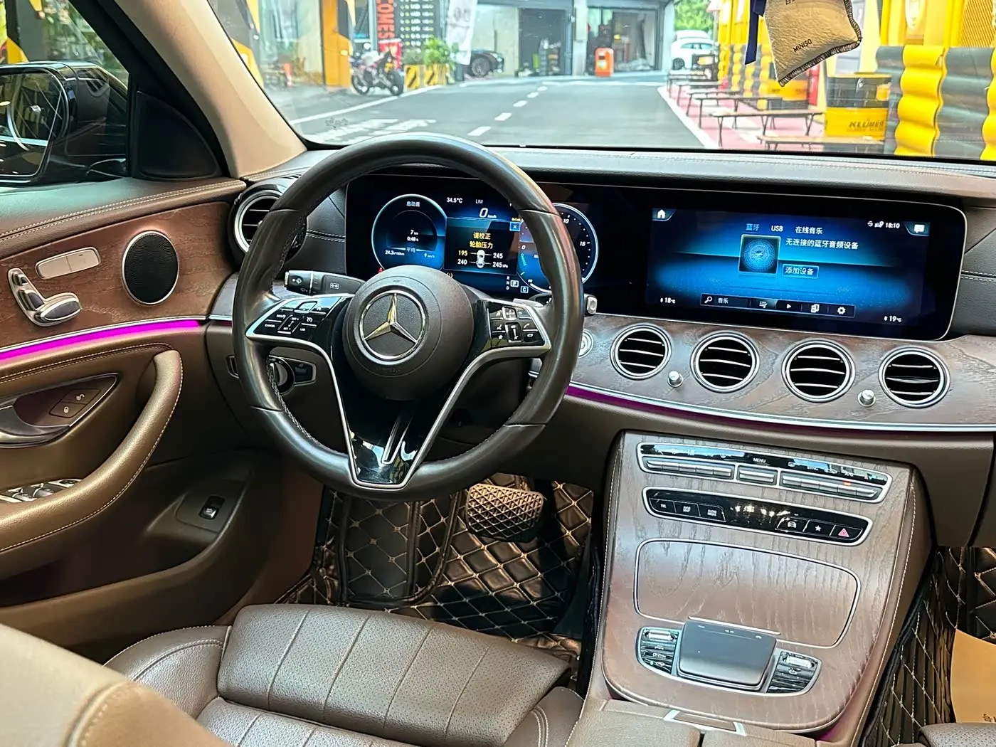 Mercedes-Benz E-Class 2023 — Photo 10/14