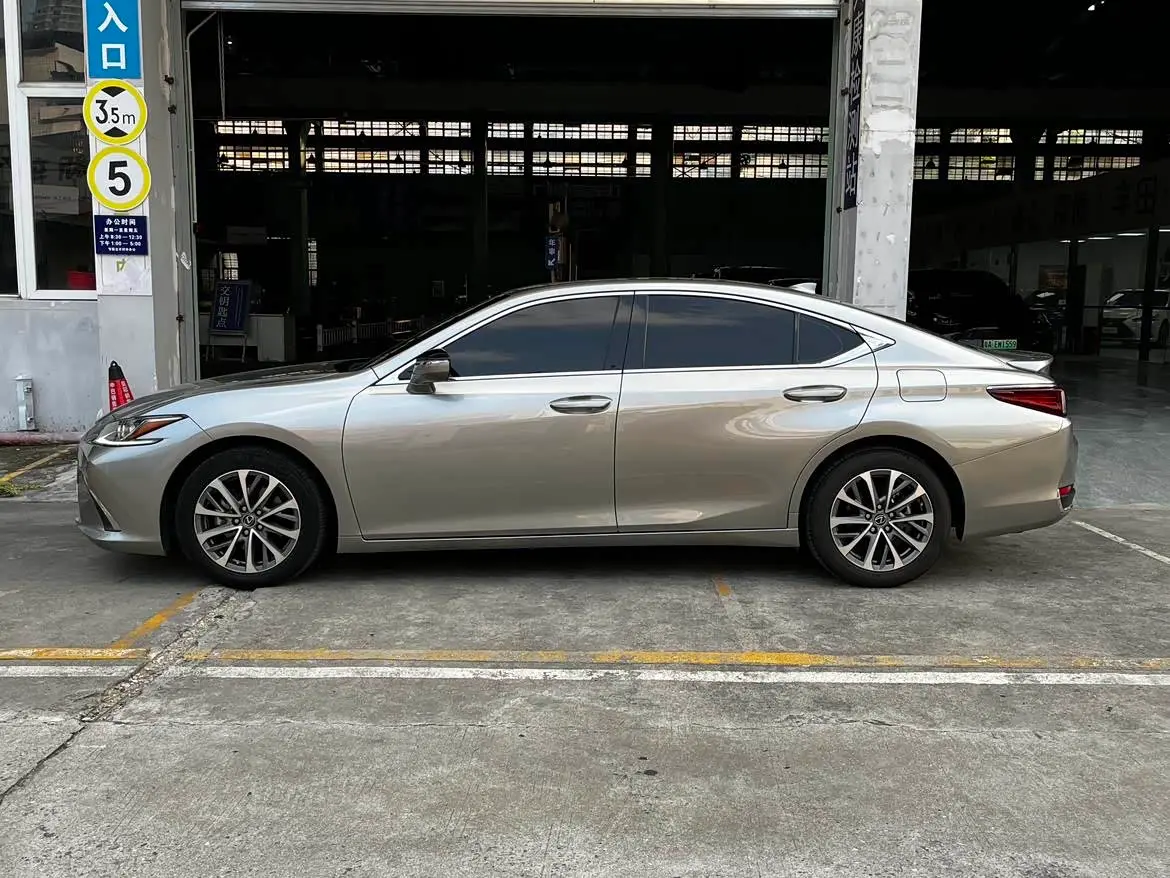 Lexus ES 2023 — Фото 4/20