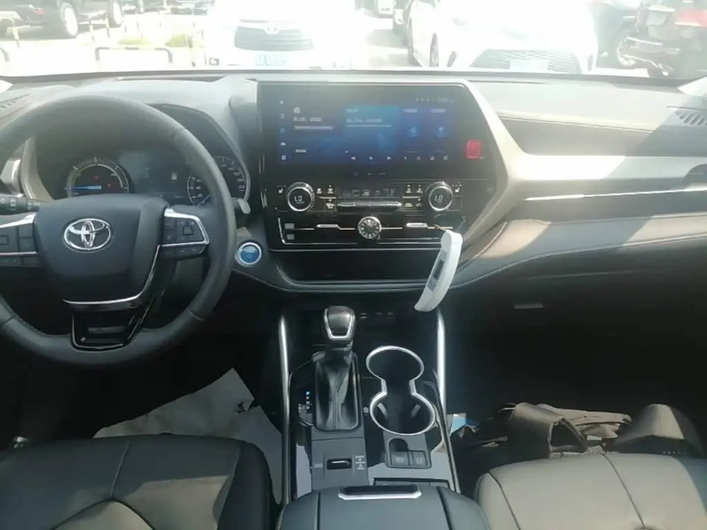 Toyota Highlander 2023 — Photo 13/20