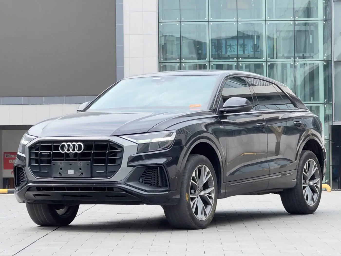 Audi Q8 2021 — Photo 2/17