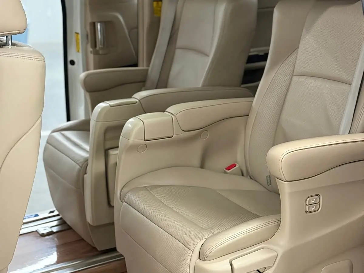 Toyota Alphard 2012 — Photo 11/20