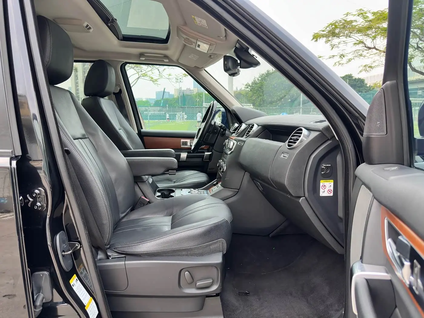 Land Rover Discovery 2015 — Photo 10/20